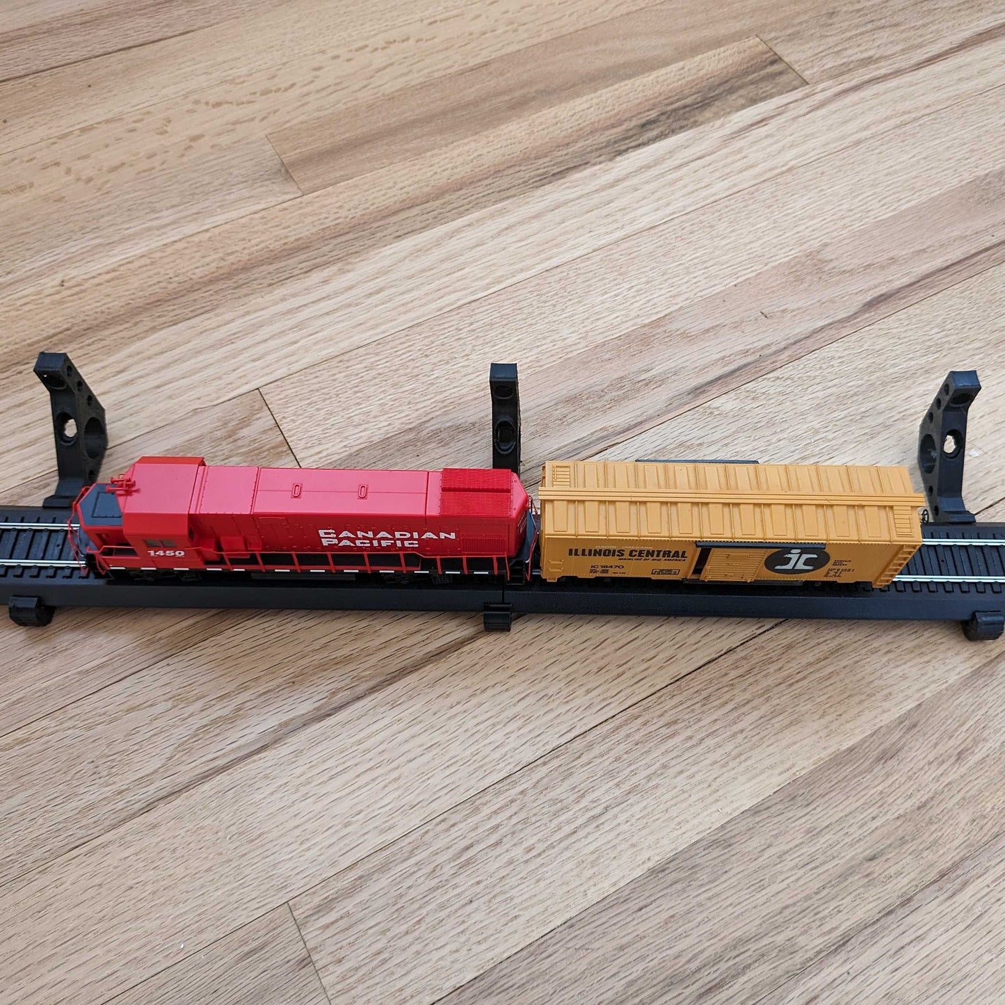 HO Scale - Train Track Wall Mount - Single Track