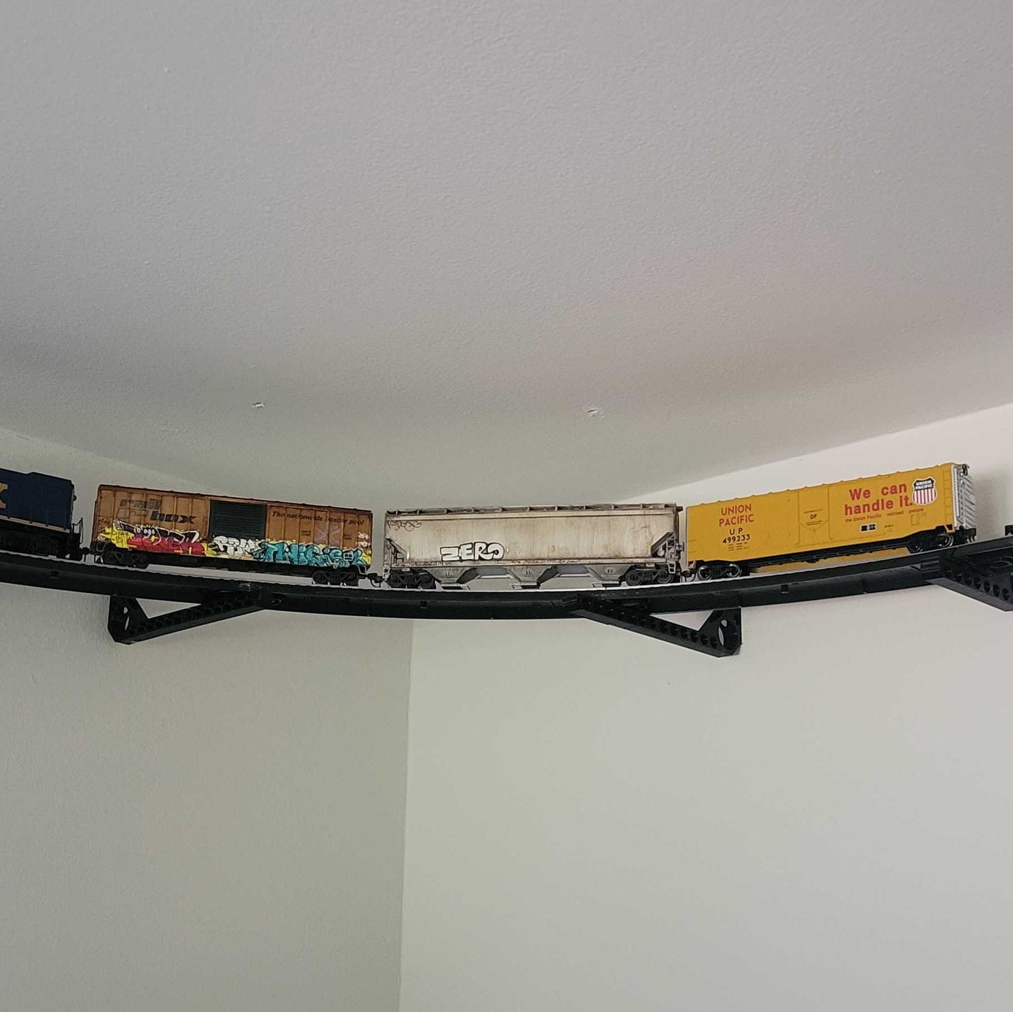 HO Scale - Train Track Wall Mount Room Kit